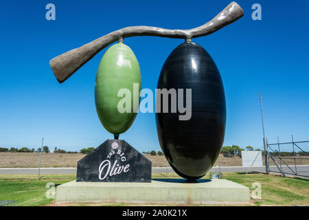 Tailem Bend, South Australia, Australien - März 17., 2019. Die großen Oliven in Tailem Bend, SA. Die große Olive wurde konstruiert, Touristen anzuziehen Stockfoto