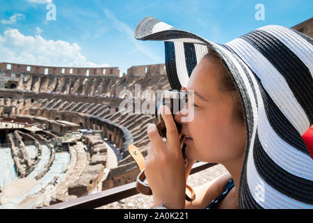 Frau unter Foto im Inneren des Kolosseums in Rom, Italien Stockfoto