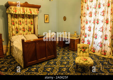 Werribee, Victoria, Australien - 19. März 2017. Innenansicht eines Schlafzimmer im Werribee Park Mansion, mit antiken Möbeln. Stockfoto