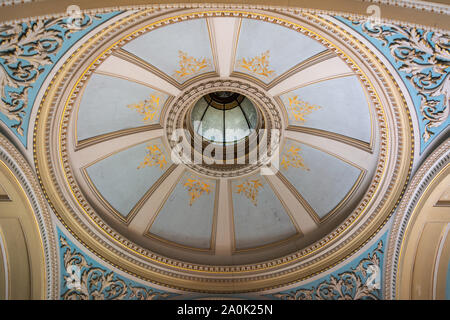 Werribee, Victoria, Australien - 19. März 2017. Reich verzierte Decke von Werribee Park Mansion. Stockfoto