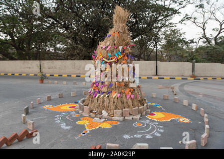 Das Holi Lagerfeuer zum Brennen vorbereitet, in einer Wohnanlage in Mumbai, Indien. Der Hindu Festival von Holi ist eine zweitägige Frühlingsfest von Indien. Stockfoto