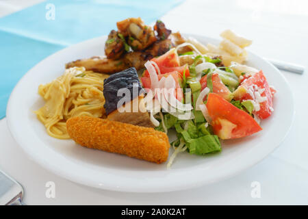 Platte in einem Fast Food Restaurant voller Essen Stockfoto