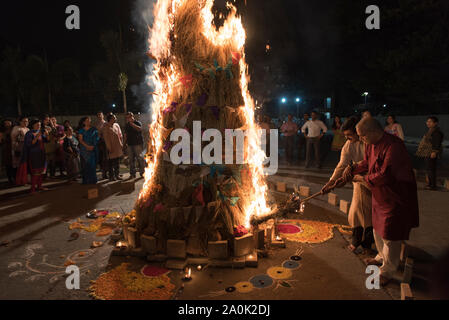 Holi Lagerfeuer leuchtet bei einer Wohnanlage in Mumbai, Indien. Dieses Fest wird gefeiert mit Freunden mit einem Splash von farbigen pulver und Wasser. Stockfoto
