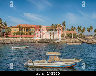 Goree, Senegal - Februar 2, 2019: Blick auf bunte Häuser auf der Insel Goree. Gorée. Dakar, Senegal. Afrika. Stockfoto