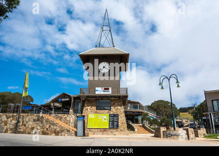 Mt Buller, Victoria, Australien - März 23., 2017. Clock Tower in Mt Buller, VIC, auf dem Dorfplatz gelegen und das Information Center Hosting. Stockfoto