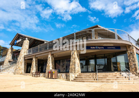 Mt Buller, Victoria, Australien – 23. März 2017. Modernes Gebäude am Village Square in Mt Buller, VIC, beherbergt kommerzielle Immobilien Stockfoto