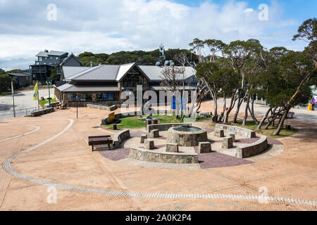 Mt Buller, Victoria, Australien - März 23., 2017. Blick über den Dorfplatz in Mt Buller, VIC, mit Dorfplatz Plaza und Skulpturen. Stockfoto