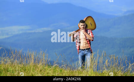 Schönheit der Natur. Frische Luft der Berge. Ferienhäuser Reiseziele. Allein gehen. Mann mit Gitarre auf dem Gipfel des Berges. Beste weg von Stadt zu entkommen. Guy Wanderer Natur pur genießen. Ausflüge in die Natur. Stockfoto