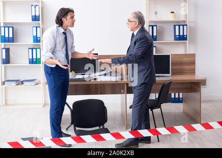 Die forensische Ermittler untersuchen Diebstahl im Büro Stockfoto