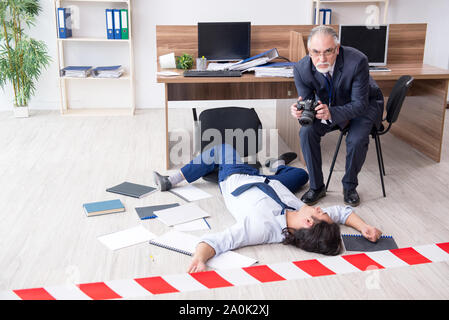 Die forensische Ermittler und tote Mitarbeiter im Büro Stockfoto