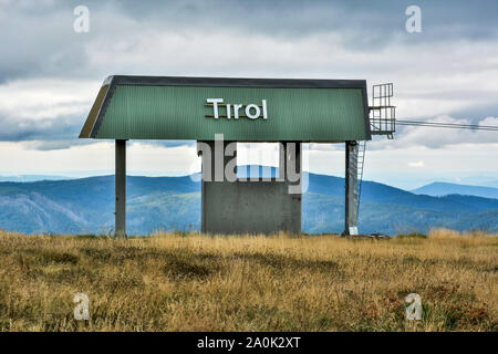 Mt Buller, Victoria, Australien - März 23., 2017. Alte Sessellift Station mit Tirol anmelden Mt Buller, VIC. Stockfoto