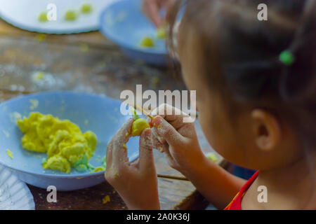 Selektiver Fokus der Kinder Zubereitung Teig für Kochen Thai Dessert. Hochauflösendes Bild Galerie. Stockfoto