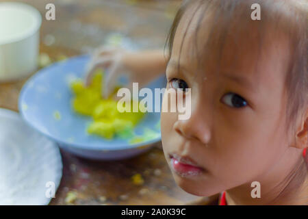 Selektiver Fokus der Kinder Zubereitung Teig für Kochen Thai Dessert. Hochauflösendes Bild Galerie. Stockfoto