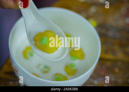 Thailändisches Dessert, aus Mehl Kürbis und Kokosmilch gemacht namens "kanom bualoi 'High resolution Image Gallery. Stockfoto