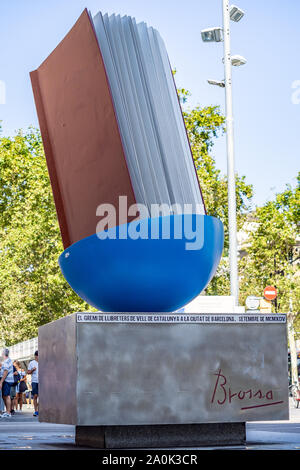 BARCELONA, SPANIEN - 20. SEPTEMBER 2019: Homenatge al Llibre - eine Skulptur von einem riesigen Buch von Joan Brossa (1994) an der Passeig de Gracia. Stockfoto