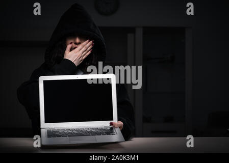 Die weiblichen Hacker hacking Security Firewall spät im Büro Stockfoto