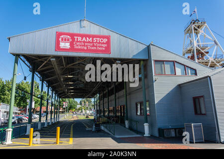 Bendigo, Victoria, Australien - 28. Februar 2017. Die Straßenbahnhaltestelle durch Zentrale Deborah Goldmine in Bendigo, VIC, mit dem Bergwerk Tower. Stockfoto