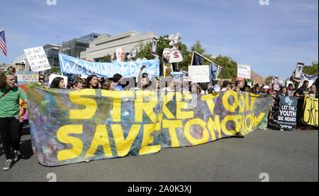 Washington DC, USA. 20 Sep, 2019. Tausende von Demonstranten im März auf dem US Capitol als Teil des globalen Klimas Streik Unterstützung für globale Erwärmung und Klimawandel, in Washington, DC, Freitag, September 20, 2019, Rally. Quelle: UPI/Alamy leben Nachrichten Stockfoto