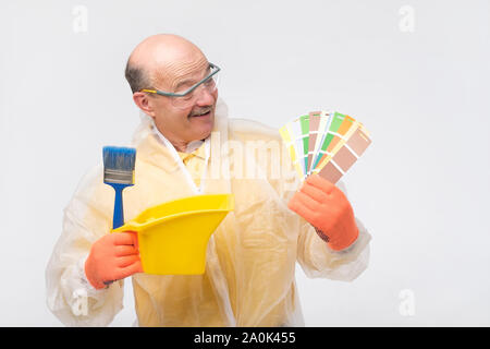 Hispanic reife Maler Mann mit Farbmustern in Hand choosinng Farbe für Zimmer Stockfoto