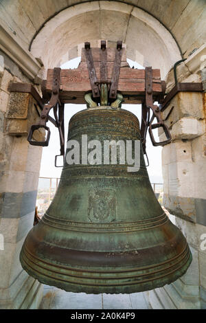 Bronzene Glocke, das an der Spitze der Schiefe Turm von Pisa, Pisa, Italien, Europa Ringe Stockfoto