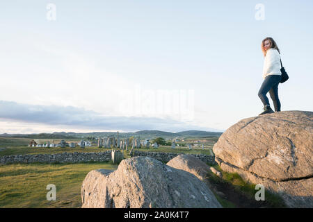 Touristische steht auf einem Felsen mit Blick auf den Callanish Standing Stones an einem Sommertag, Isle of Lewis, Äußere Hebriden, Schottland, Großbritannien, Europa Stockfoto