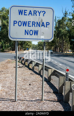 Dadswells Brücke, Victoria, Australien - März 4, 2017. "Müde? Powernap Jetzt'-Schild in Victoria, Australien. Stockfoto