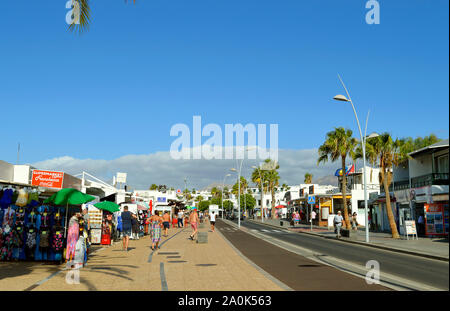 Touristen Einkaufen in Puerto del Carmen auf Lanzarote Küste eine spanische Insel Stockfoto