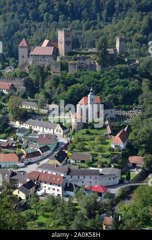 Grenzstadt Hardegg im Waldviertel, Österreich, an der Thaya gegenüber dem tschechischen Cizov, im Thaya-Nationalpark: Blick aus Tschechien Sterben Stockfoto