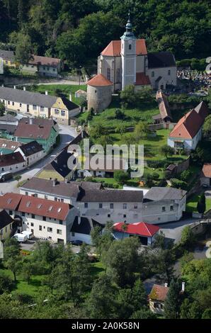 Grenzstadt Hardegg im Waldviertel, Österreich, an der Thaya gegenüber dem tschechischen Cizov, im Thaya-Nationalpark: Blick aus Tschechien Sterben Stockfoto