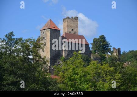 Grenzstadt Hardegg im Waldviertel, Österreich, an der Thaya gegenüber dem tschechischen Thaya-Nationalpark Cizov, im Sterben Stockfoto