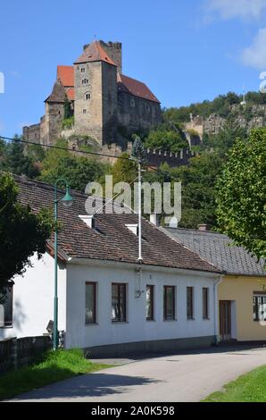 Grenzstadt Hardegg im Waldviertel, Österreich, an der Thaya gegenüber dem tschechischen Thaya-Nationalpark Cizov, im Sterben Stockfoto