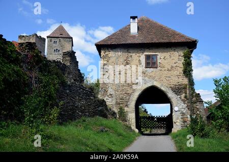 Grenzstadt Hardegg im Waldviertel, Österreich, an der Thaya gegenüber dem tschechischen Thaya-Nationalpark Cizov, im Sterben Stockfoto