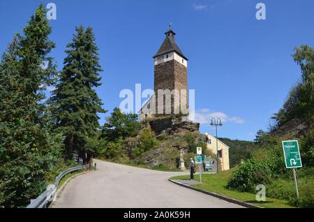 Grenzstadt Hardegg im Waldviertel, Österreich, an der Thaya gegenüber dem tschechischen Thaya-Nationalpark Cizov, im Sterben Stockfoto