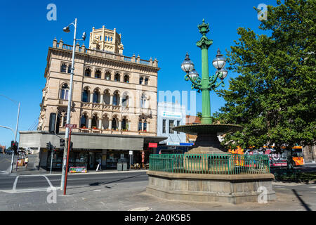 Ballarat, Victoria, Australien - März 8, 2017. Burke und Wills Brunnen auf Sturt Street, Ballarat, VIC, mit historischen Gebäuden, Autos und Menschen. Stockfoto