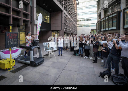 London, Großbritannien. 20. September 2019. Ehemalige Königliche Marine, Alex Crump, führt seine 24h-Nächstenliebe Laufband Herausforderung um 6:00 Uhr am Freitag Abend an Broadgate Kreis ausgeführt werden. Alex ist das Geld für die Krebsforschung im Namen des späten Harry Shaw, der Verstorben, im Alter von fünf, die im Juni dieses Jahres. Credit: Guy Corbishley/Alamy leben Nachrichten Stockfoto