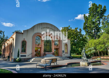 Melbourne, Australien - 8. März 2017. Außenansicht des Fitzroy Gardens Konservatorium in Melbourne, mit Standbild und Brunnen. Stockfoto