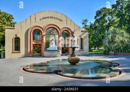 Melbourne, Australien - 8. März 2017. Außenansicht des Fitzroy Gardens Konservatorium in Melbourne, mit Standbild und Brunnen. Stockfoto