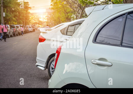 Auto geparkt Reihe auf der Straße Stockfoto