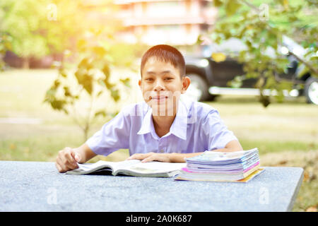 Junge liest ein Buch Stockfoto