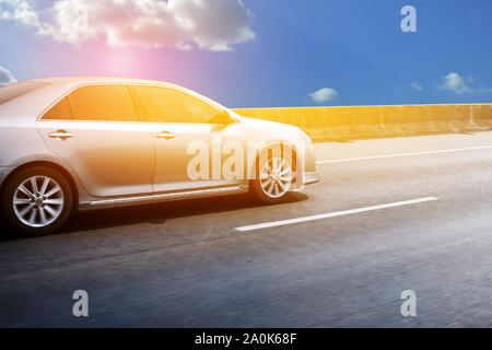 Auto fahren auf High Way Straße zu sehen Sky ansehen und kopieren Spec auf der Unterseite der Foto für Textur Konzept oder Design Stockfoto