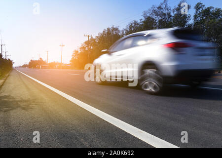 Autos sind auf hohe Geschwindigkeit Straßen gefahren. Die Straße erstreckt sich vorwärts. Es gibt Raum und Blickachsen. Stockfoto