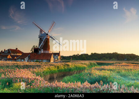 Sonnenuntergang am Cley Mühle in North Norfolk in Großbritannien Stockfoto