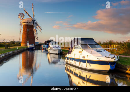 Sonnenaufgang am Horsey Mill in der Norfolk Broads in Großbritannien Stockfoto