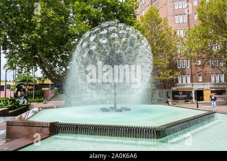 Sydney, Australien - 10. März 2017. Die El Alamein Fountain in den Fitzroy Gardens in Sydney mit Gewerbe und Menschen. Stockfoto