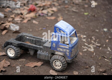 Spielzeug-LKW von Kindern im Bereich verwendet als Spaß Stockfoto