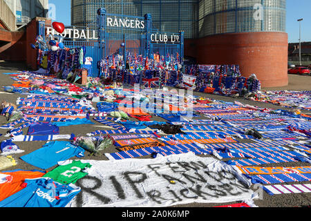 Glasgow, UK. 20 Sep, 2019. Tribute, einschließlich Blumen, Schals, Fußball, Karten und Kuchen haben an der Broomloan Straße und Copland Straße Tore von Ibrox Stadion, der Heimat der Glasgow Rangers in Respekt für FERNANDO RICKSEN, der Niederländischen internationalen Fußballer, die für Förster und der starb der Motor Neuron Disease (MND) am 18. September 2019, im Alter von 43 Links. Credit: Findlay/Alamy leben Nachrichten Stockfoto