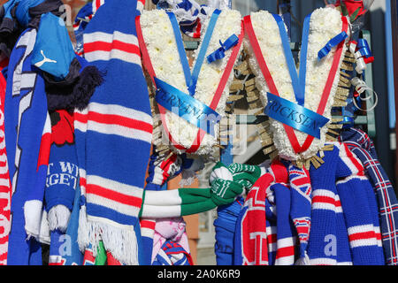 Glasgow, UK. 20 Sep, 2019. Tribute, einschließlich Blumen, Schals, Fußball, Karten und Kuchen haben an der Broomloan Straße und Copland Straße Tore von Ibrox Stadion, der Heimat der Glasgow Rangers in Respekt für FERNANDO RICKSEN, der Niederländischen internationalen Fußballer, die für Förster und der starb der Motor Neuron Disease (MND) am 18. September 2019, im Alter von 43 Links. Credit: Findlay/Alamy leben Nachrichten Stockfoto