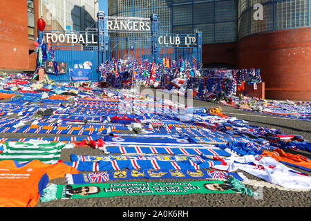 Glasgow, UK. 20 Sep, 2019. Tribute, einschließlich Blumen, Schals, Fußball, Karten und Kuchen haben an der Broomloan Straße und Copland Straße Tore von Ibrox Stadion, der Heimat der Glasgow Rangers in Respekt für FERNANDO RICKSEN, der Niederländischen internationalen Fußballer, die für Förster und der starb der Motor Neuron Disease (MND) am 18. September 2019, im Alter von 43 Links. Credit: Findlay/Alamy leben Nachrichten Stockfoto