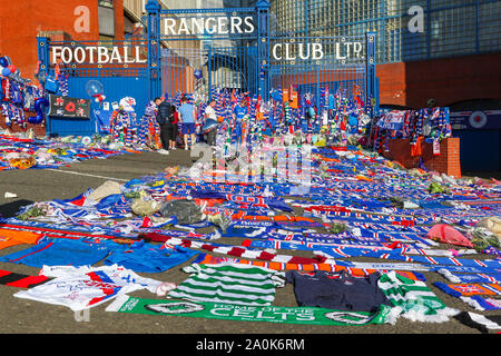 Glasgow, UK. 20 Sep, 2019. Tribute, einschließlich Blumen, Schals, Fußball, Karten und Kuchen haben an der Broomloan Straße und Copland Straße Tore von Ibrox Stadion, der Heimat der Glasgow Rangers in Respekt für FERNANDO RICKSEN, der Niederländischen internationalen Fußballer, die für Förster und der starb der Motor Neuron Disease (MND) am 18. September 2019, im Alter von 43 Links. Credit: Findlay/Alamy leben Nachrichten Stockfoto