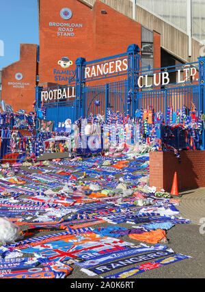 Glasgow, UK. 20 Sep, 2019. Tribute, einschließlich Blumen, Schals, Fußball, Karten und Kuchen haben an der Broomloan Straße und Copland Straße Tore von Ibrox Stadion, der Heimat der Glasgow Rangers in Respekt für FERNANDO RICKSEN, der Niederländischen internationalen Fußballer, die für Förster und der starb der Motor Neuron Disease (MND) am 18. September 2019, im Alter von 43 Links. Credit: Findlay/Alamy leben Nachrichten Stockfoto